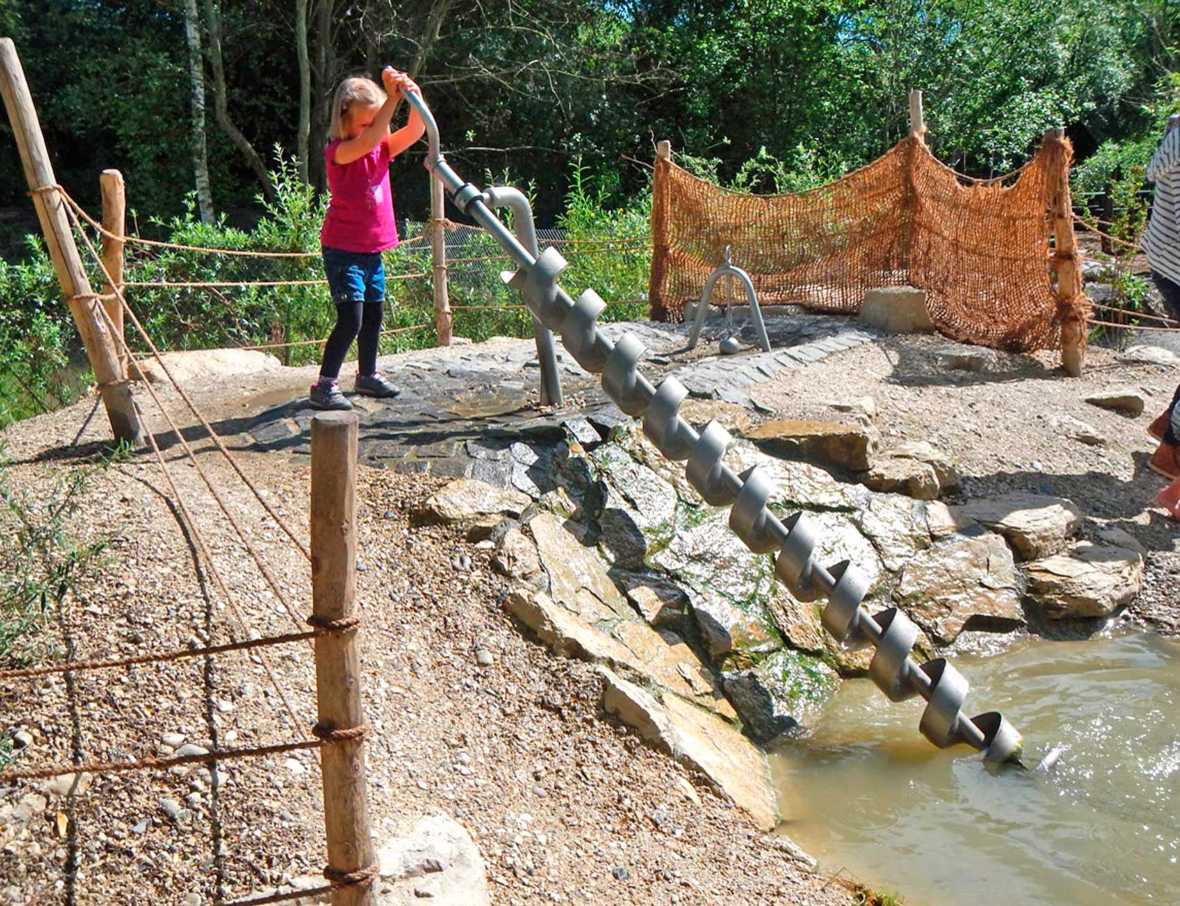 Wasserpume_archimedische_Schraube_Spielplatz__6_BUCK_Freizeitgeraete_slider