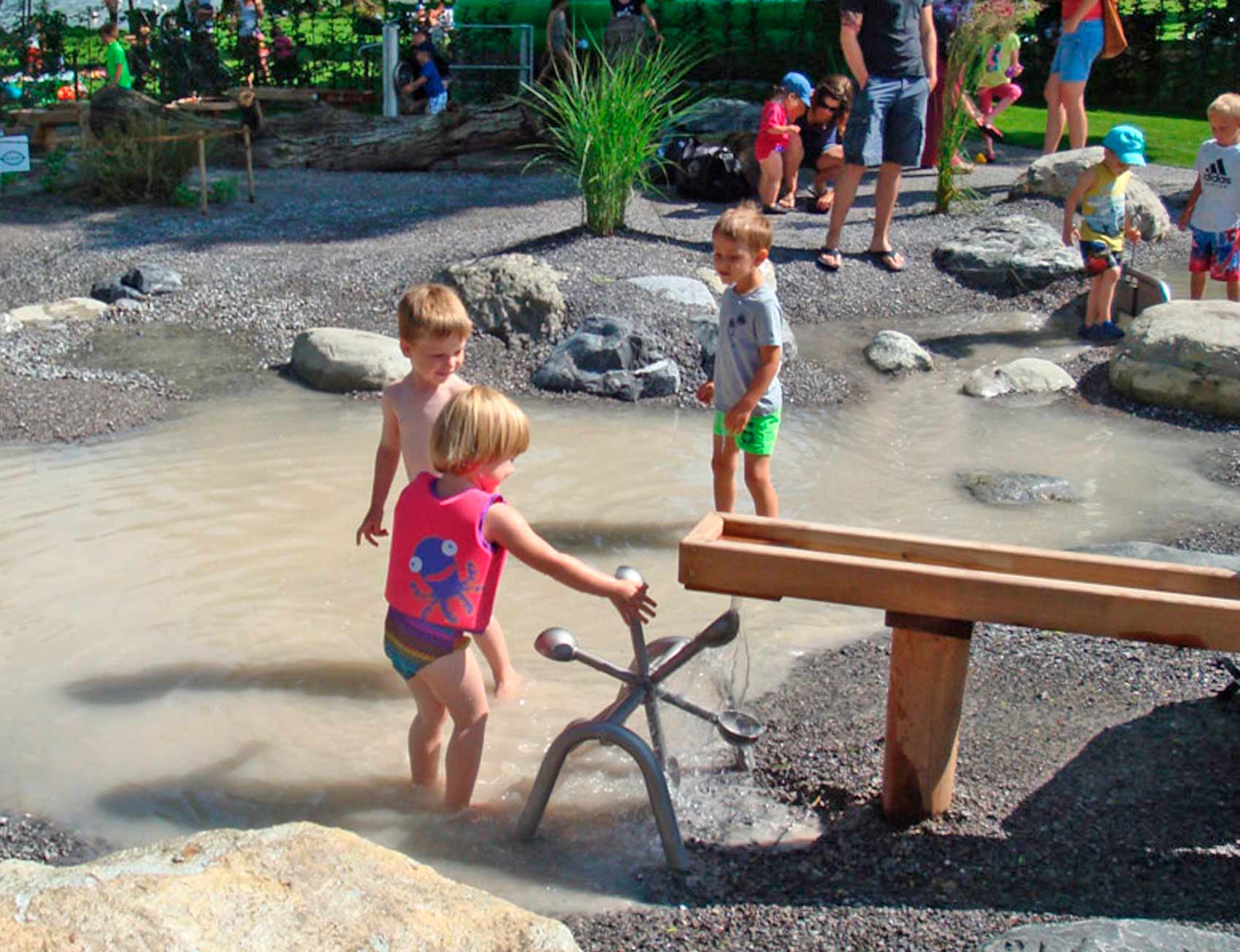 Wasserspiel-Anlage--Kinderspielpaltz__3_BUCK_Freizeitgeraete_slider